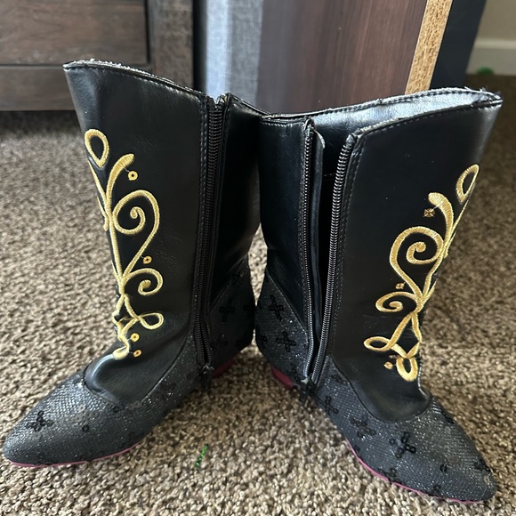 Disney Purple girls  Cape with Black Accents. - Picture 11 of 16